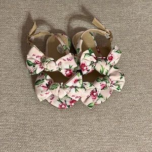 Janie and Jack floral tie/bow sandals. Size 4 (infant)